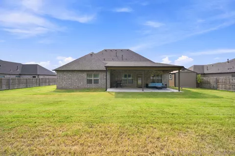 Exterior - 205 N Phillips St, Skiatook, OK 74070 photo 3 of 4