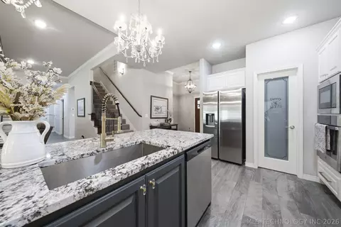 Kitchen - 205 N Phillips St, Skiatook, OK 74070 photo 4 of 6