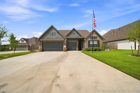 Exterior - 7112 E Queens St, Broken Arrow, OK 74014 photo 3 of 6