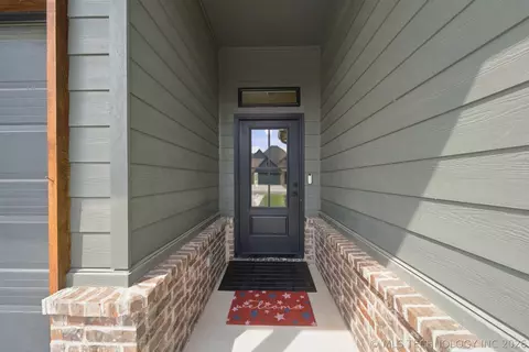 Entry Way - 7112 E Queens St, Broken Arrow, OK 74014 photo 1 of 4