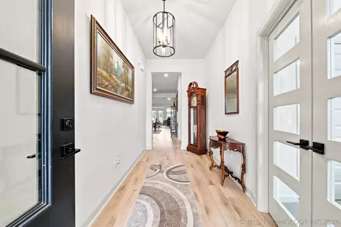 Entry Way - 7112 E Queens St, Broken Arrow, OK 74014 photo 2 of 4
