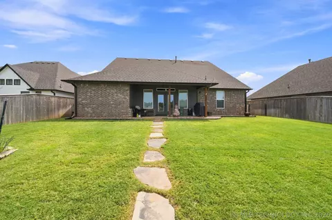Exterior - 7112 E Queens St, Broken Arrow, OK 74014 photo 4 of 6