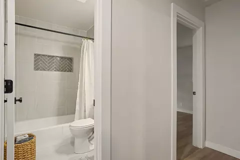 Bath - 706 E Ave, Jenks, OK 74037 photo 6 of 8