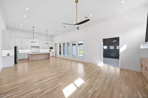 Living - 2973 E 146th St, Bixby, OK 74008 photo 2 of 4
