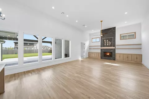 Living - 2973 E 146th St, Bixby, OK 74008 photo 3 of 4