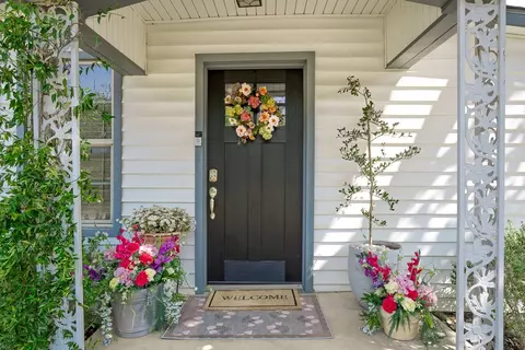 Entry Way - 608 W Coleman, Colbert, OK 74733 photo 2 of 5