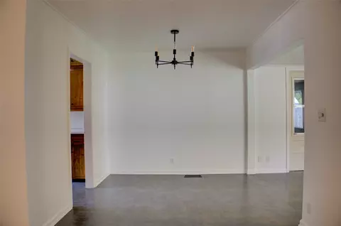 Dining - 3915 E 34th St, Tulsa, OK 74135 photo 1 of 3