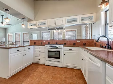 Kitchen - 1656 Mcnally Rd, Eufaula, OK 74432 photo 2 of 6