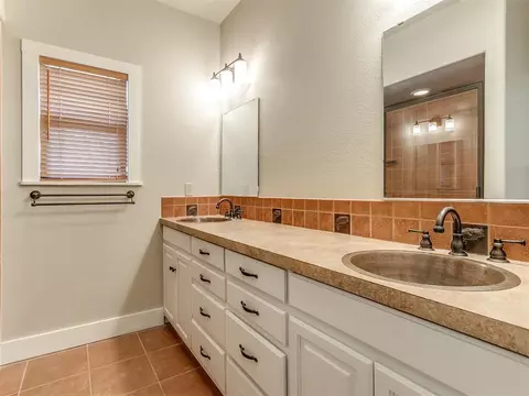 Bath - 1656 Mcnally Rd, Eufaula, OK 74432 photo 2 of 8