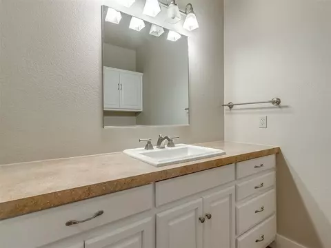 Bath - 1656 Mcnally Rd, Eufaula, OK 74432 photo 5 of 8