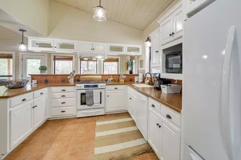Kitchen - 1656 Mcnally Rd, Eufaula, OK 74432 photo 4 of 6