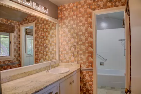 Bath - 2879 E 34th St, Tulsa, OK 74105 photo 4 of 5