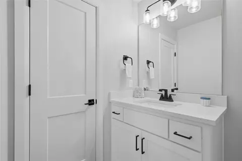 Bath - 2928 E 141st Ct S, Bixby, OK 74008 photo 7 of 8