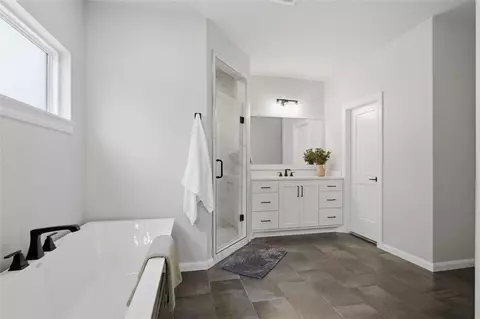 Bath - 2928 E 141st Ct S, Bixby, OK 74008 photo 3 of 8
