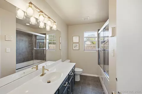 Bath - 474 E 142nd Pl, Glenpool, OK 74033 photo 1 of 2
