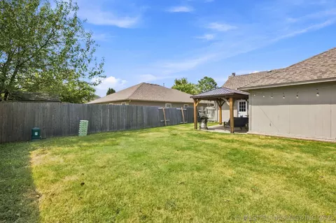 Exterior - 474 E 142nd Pl, Glenpool, OK 74033 photo 6 of 7