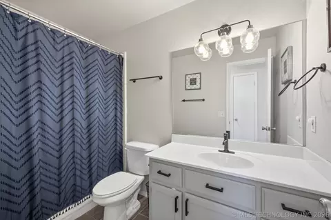 Bath - 474 E 142nd Pl, Glenpool, OK 74033 photo 2 of 2