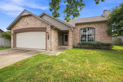 Exterior - 474 E 142nd Pl, Glenpool, OK 74033 photo 2 of 7