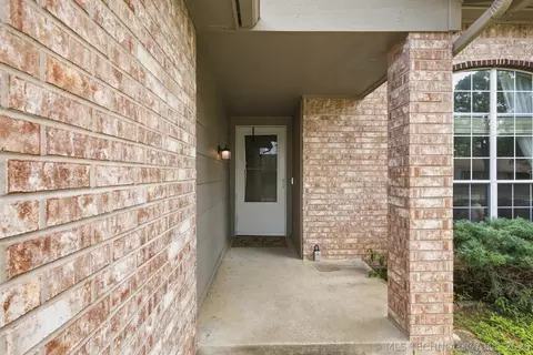Exterior - 474 E 142nd Pl, Glenpool, OK 74033 photo 4 of 7