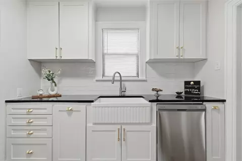 Kitchen - 1628 S Victor Ave, Tulsa, OK 74104 photo 1 of 4