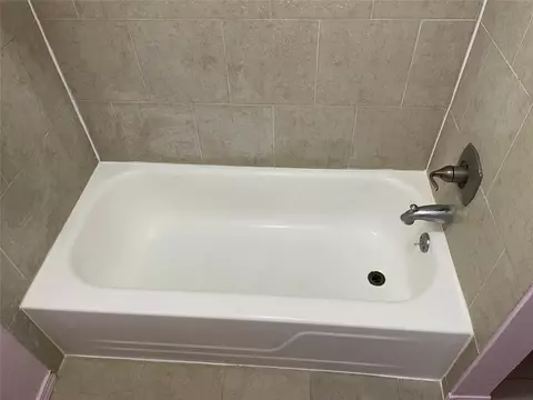 Bath - 4830 E 68th Street 144, Tulsa, OK 74136 photo 3 of 3
