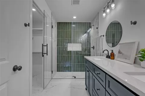 Bath - 1047 E Young St, Tulsa, OK 74106 photo 3 of 3