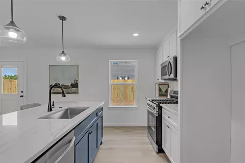 Kitchen - 1047 E Young St, Tulsa, OK 74106 photo 4 of 9