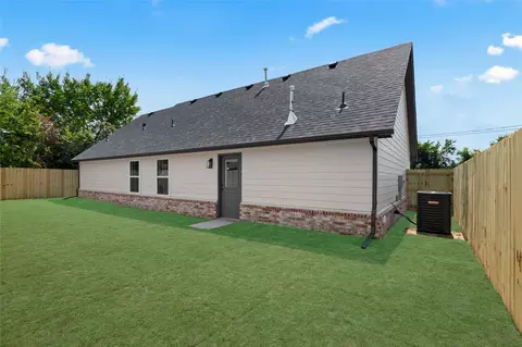 Exterior - 1047 E Young St, Tulsa, OK 74106 photo 5 of 6