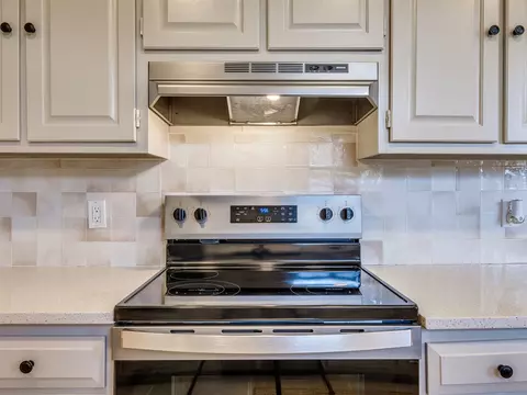 Kitchen - 8308 E 107th Pl, Tulsa, OK 74133 photo 4 of 10