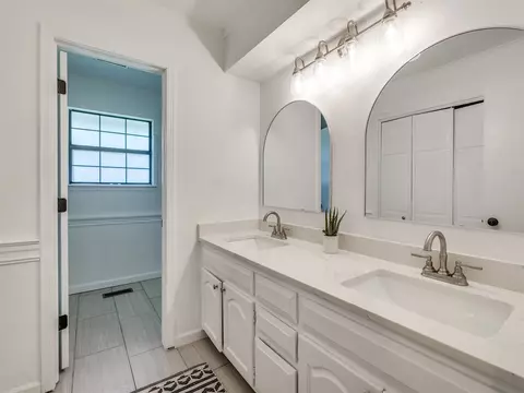 Bath - 8308 E 107th Pl, Tulsa, OK 74133 photo 3 of 8