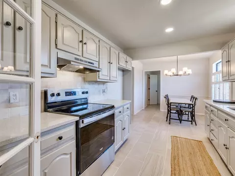 Kitchen - 8308 E 107th Pl, Tulsa, OK 74133 photo 2 of 10