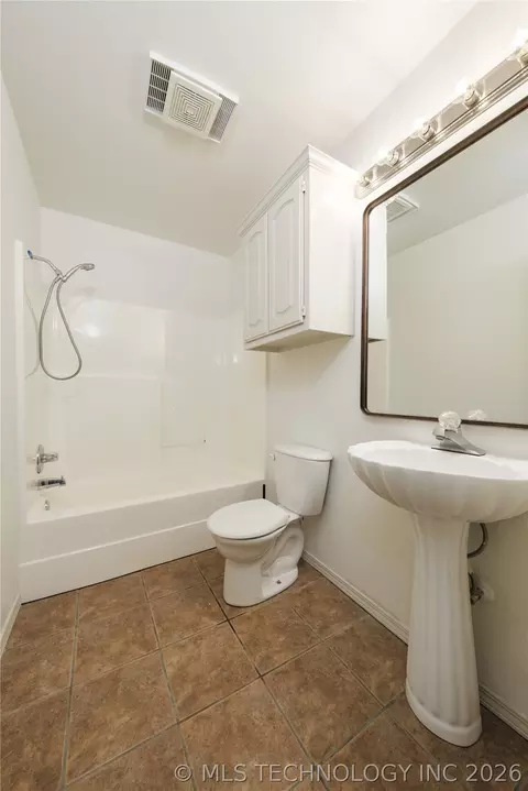 Bath - 291 Cedar Ridge Rd, Eufaula, OK 74432 photo 5 of 6