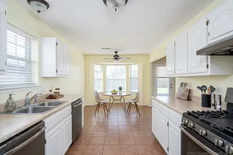 Kitchen - 19638 E 38th Pl S, Broken Arrow, OK 74014 photo 2 of 3