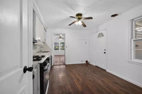 Entry Way - 324 SE 4th St, Pryor, OK 74361 photo 1 of 3