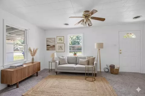 Living - 324 SE 4th St, Pryor, OK 74361 photo 1 of 5