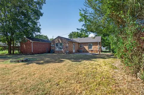 Exterior - 324 SE 4th St, Pryor, OK 74361 photo 2 of 5