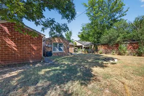 Exterior - 324 SE 4th St, Pryor, OK 74361 photo 3 of 5