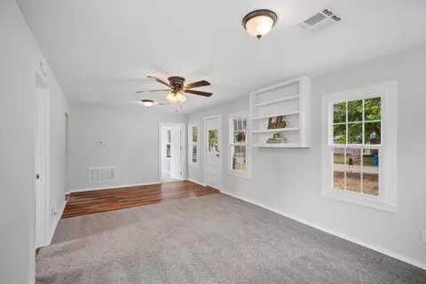 Living - 1335 E Maple St, Cushing, OK 74023 photo 3 of 4