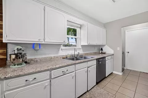 Kitchen - 2301 Daniel Blvd, Muskogee, OK 74403 photo 2 of 3