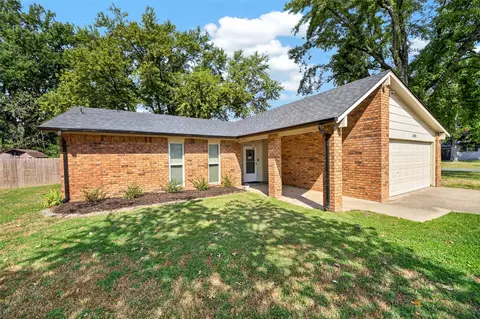 Exterior - 2301 Daniel Blvd, Muskogee, OK 74403 photo 2 of 8