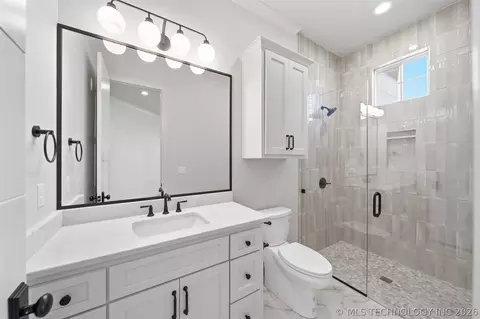 Bath - 320 W 138th St, Bixby, OK 74008 photo 4 of 7