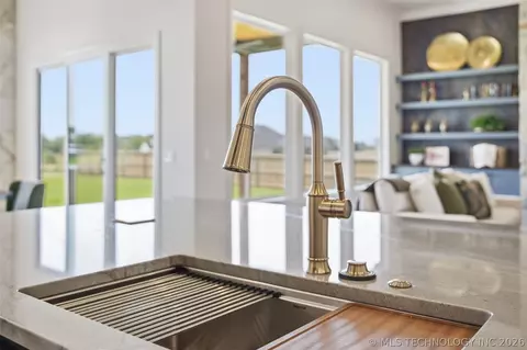 Kitchen - 320 W 138th St, Bixby, OK 74008 photo 3 of 6