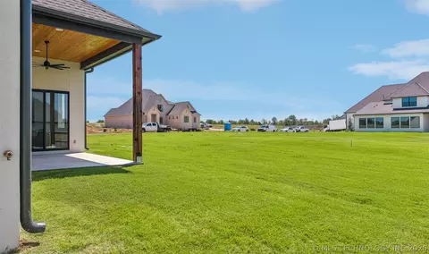 Exterior - 320 W 138th St, Bixby, OK 74008 photo 6 of 7