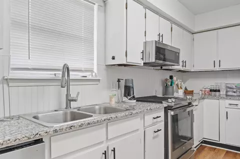 Kitchen - 104 E Pine Ct, Skiatook, OK 74070 photo 2 of 2