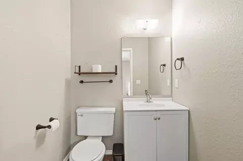 Bath - 104 E Pine Ct, Skiatook, OK 74070 photo 2 of 2