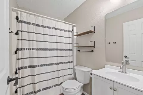 Bath - 104 E Pine Ct, Skiatook, OK 74070 photo 1 of 2