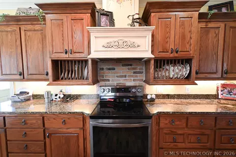 Kitchen - 450778 E 1000 Rd, Gore, OK 74435 photo 2 of 7