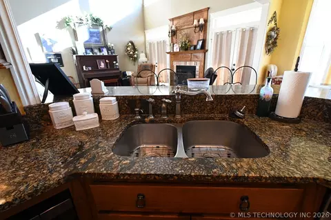 Kitchen - 450778 E 1000 Rd, Gore, OK 74435 photo 4 of 7