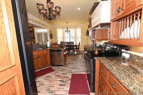 Kitchen - 450778 E 1000 Rd, Gore, OK 74435 photo 6 of 7