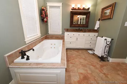 Bath - 450778 E 1000 Rd, Gore, OK 74435 photo 3 of 7